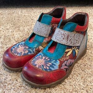 funky colored patterned boots 💕